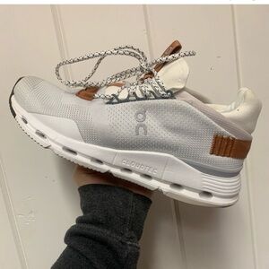 On cloud tennis shoes. Size 8, worn once!